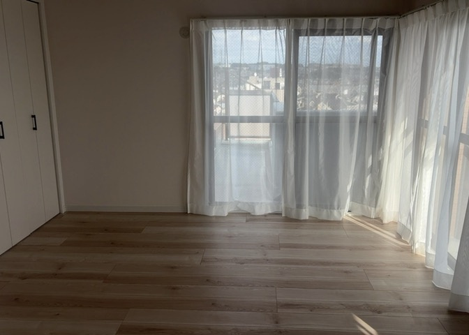 寝室でゆっくりと過ごすためにはベッド周りの適度な空間を担保することや窓の位置、照明の明るさ、寝室の広さなどを考える必要があります。自身や家族の構成とライフスタイルに併せて寝室にする部屋を選びましょう！