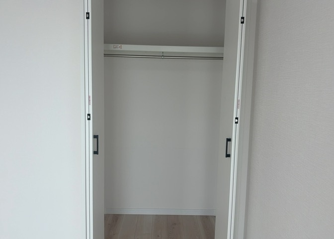 デザイン性を重視しすぎて収納が少なかった！なんてことにならないため、事前に現地で収納の数を確認しておくことをお勧めします。クローゼット以外にも床下収納や屋根裏収納、パントリーなどもチェックしましょう。