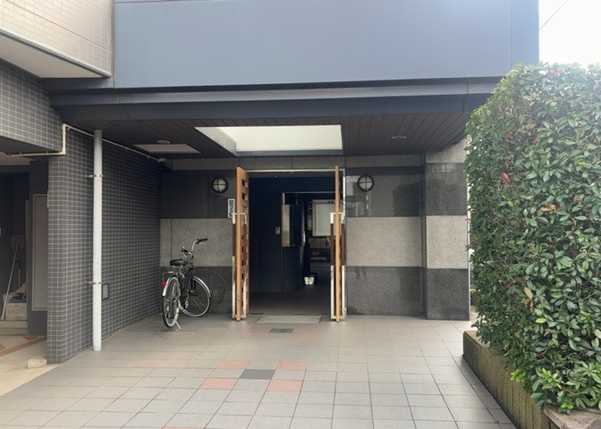 マンションのエントランスには、もともと風よけや防犯の役割がありますが、マンションによって宅配ボックスなどの設備が備わっている所もあります。日々の生活をイメージしながら生活しやすさをチェックしましょう。