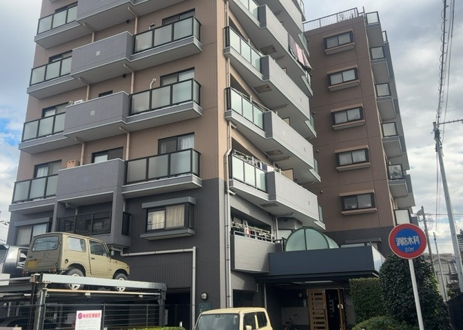 外観はマンション管理がされているかの目安になります。築年数が古いと、壁面は劣化してひび割れが生じることも！建物が古びていても細かいところが修繕されていると、きちんと管理されているなぁと感じるでしょう。