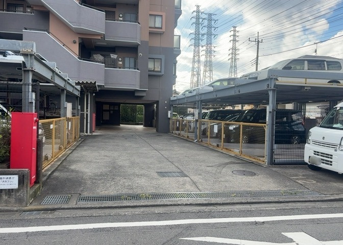 車一台あたりに必要なスペースは、標準サイズの普通自動車で横幅2m50cm、長さ5mは必要になります。ただし、乗降のことも考慮して横幅3m30cm、長さ5m50cmほどは確保できるところを選びましょう。