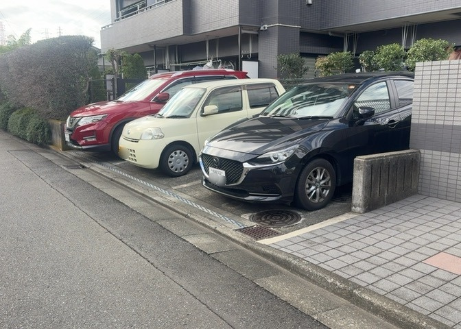 駐車場と明記されていても、最小スペースでつくられた駐車場だと大型車は駐車できなかったり、出入りしにくくなったりする可能性があります。お車のサイズと購入したい物件の駐車場のサイズを現地で確認しましょう。