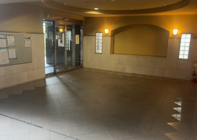 ロビーというと、エントランスと何がちがうの？と思いますよね。実はロビーとエントランスには明確な決まりはありません。物件によっては、エントランスを入って広がるある程度の広さのある空間がロビーとなります。