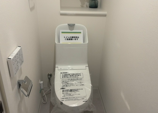 トイレは大きさや形、機能、抗菌性などが異なる多種多彩なタイプが各メーカーから出ています。それぞれに良さがあるため、事前にどういったタイプのトイレがいいのかをご家庭内で決めて、内見に行くといいでしょう。