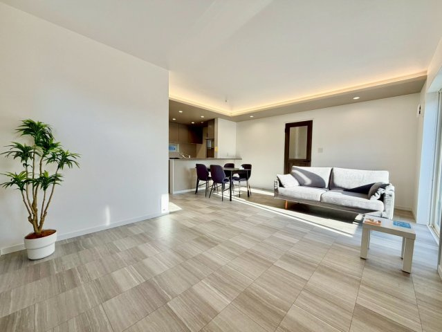 お洒落なリビングダイニング♪　大きな窓のあるリビングは、陽光あふれる明るい空間です。居心地良く、ご家族皆がゆったり寛げる憩いの空間となりそうです。