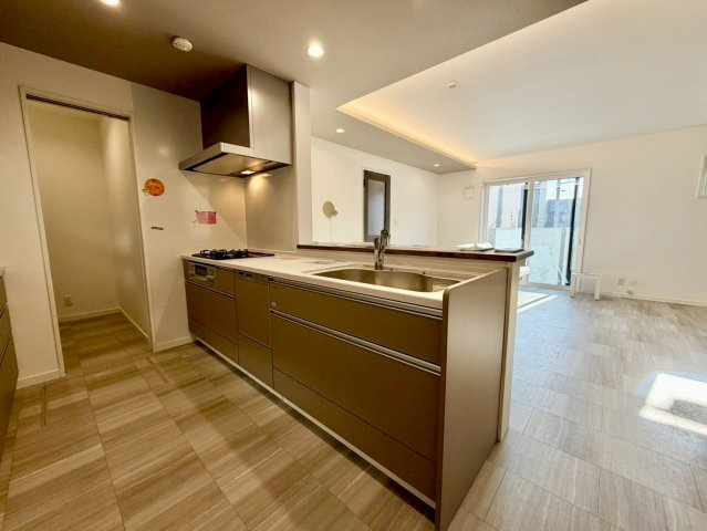 対面式を採用したキッチンですので、リビングで寛ぐご家族をいつも感じられます。会話を楽しみながら家事ができます♪