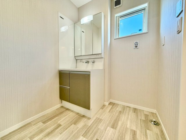 三面鏡の洗面台は機能性と美観を両立。鏡裏はアメニティなどのストックに便利な収納スペースになっています♪　