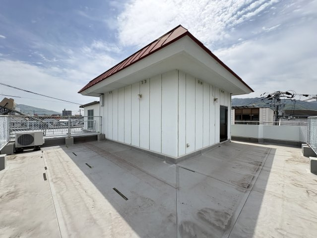 建物を囲むように広がる屋上スペースは、開放感あふれる贅沢な空間。洗濯物干しはもちろん、アウトドアリビングとしての活用も可能です。眺望も良く、日常の中でリフレッシュできる特別なスペースとなっています。