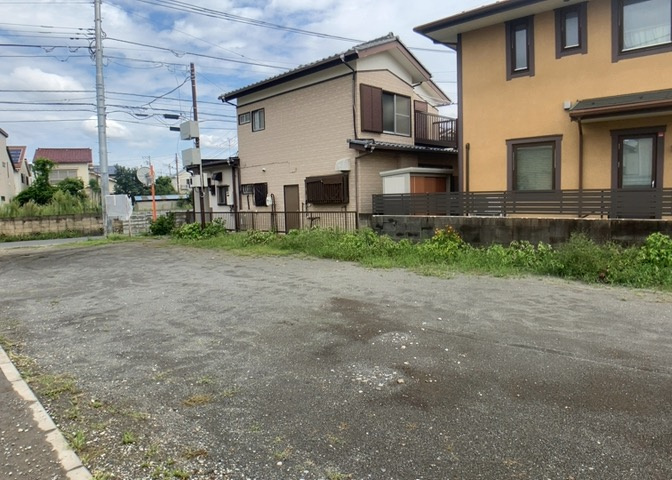 土地の面積＝住宅面積ではありません。建ぺい率の問題などで、土地のある場所によって住宅を建てられる面積は限られています。高さもしかり、「土地」という言葉の中には、建築条件も含まれると考えておきましょう。