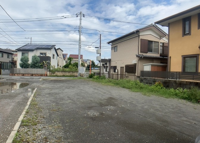 家を建てる場合、方位は要チェックです。現実的に日当たりのよい家ならばリビングは南側、建築基準法でも北側に当たる家への配慮は求められています。土地を見学に行く際は、方位磁針を持って行くようにしましょう。