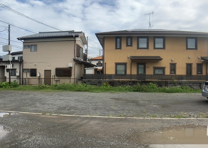 土地の前の道路に消火栓が設置されていることがあります。この場合、道路交通法第45条第1項により、駐車禁止の場所が指定されています。そのため、車庫などの駐車スペースをつくることができない場合があります。