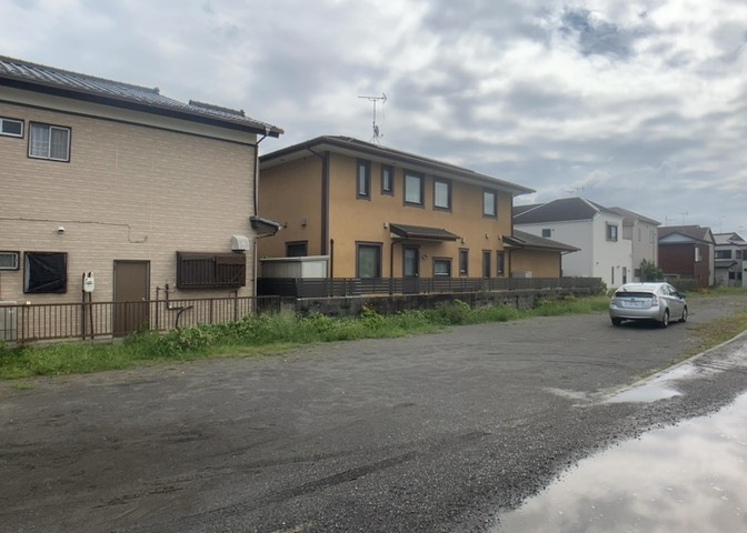 現地に行くなら、物件の周囲の地形がどうなっているかを見ることも大切です。周辺より低くなっている土地では、大雨などで水が集まりやすいため、地盤が弱くなっているということも考えられるため、注意が必要です。
