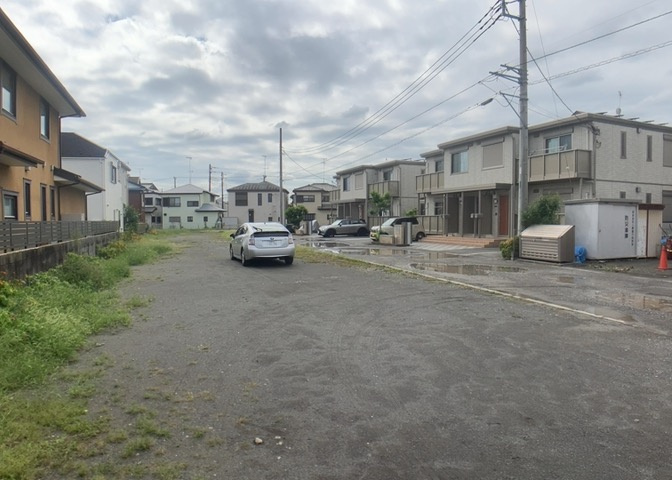 土地購入を検討されている場合、境界杭がない状態で購入してしまうと境界確定測量をする必要があり、費用がかかります。購入の前に、売主、隣土地所有者立ち合いのもと境界を確定し境界杭を設置するのがベストです。