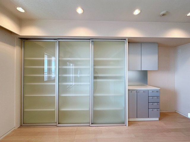 収納力のある大型カップボード☆　備え付けのため耐震性が高く地震の際にも倒れてくる心配はありません♪