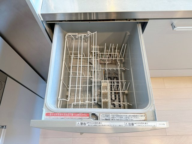 4人から5人分の食器洗浄乾燥機☆　水道代の節約にもなり、家事の時短もできる優れ物です♪　スライド式で上から全体が見えるため食器の出し入れもスムーズです♪