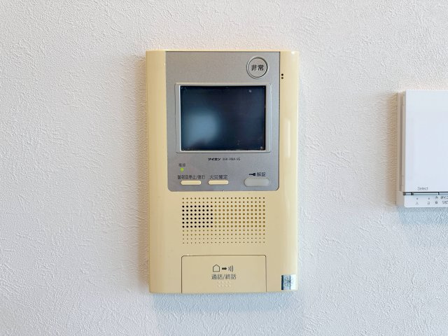 ドアホン☆　来客があったとき、室内からカメラやマイクを使って相手や用件を確認できます。相手を事前に確認することができ、訪問販売対策や防犯面でも役に立つアイテムです♪