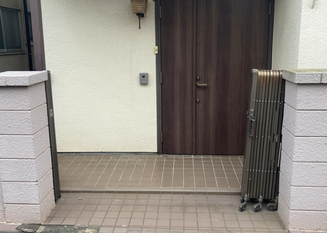 玄関ポーチにおいて最も重視すべきと言っても良いのが広さです。適切な広さの玄関ポーチでないと外見的なバランスは崩れてしまいますし、何より使いにくくなってしまいますので、現地で実際に下見をしてみましょう！