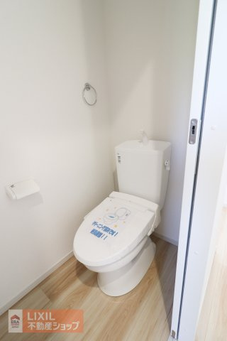 【トイレ】現地完成写真。温水洗浄暖房便座付き。