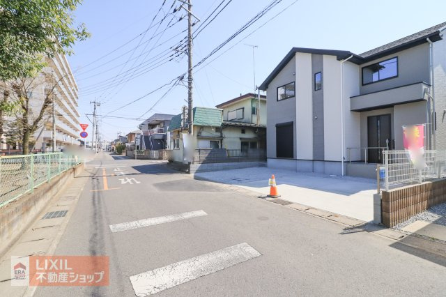 【前面道路】現地完成写真。道幅や駐車など、ご確認ください。