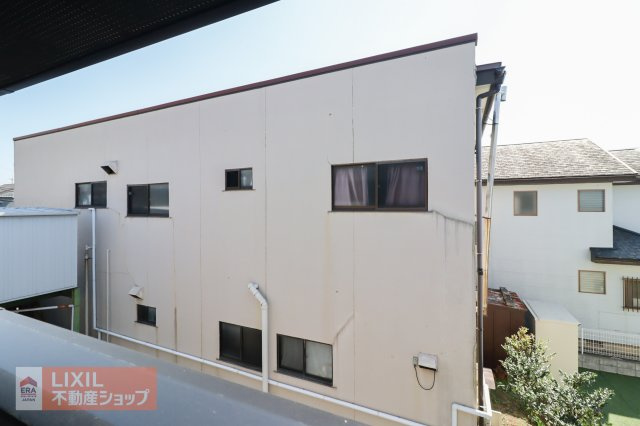 【建物からの眺望】現地完成写真。バルコニーからの景色。十分な間隔が確保されております。