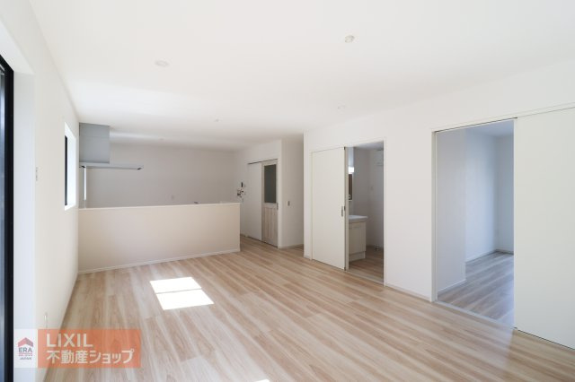 【リビングダイニング】現地完成写真。家族で過ごせるくつろぎの空間
