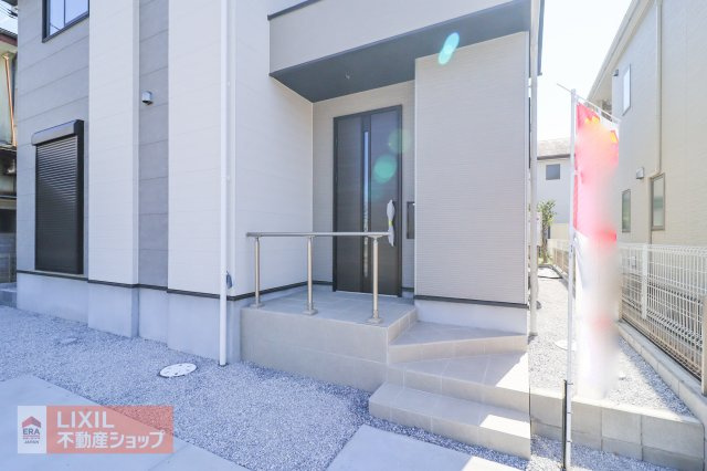 【エントランス】現地完成写真。ゆったりとした玄関。奥行きのあるポーチで雨の日も安心です。