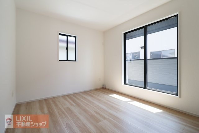 【寝室】現地完成写真。明るい採光の入る主寝室です。