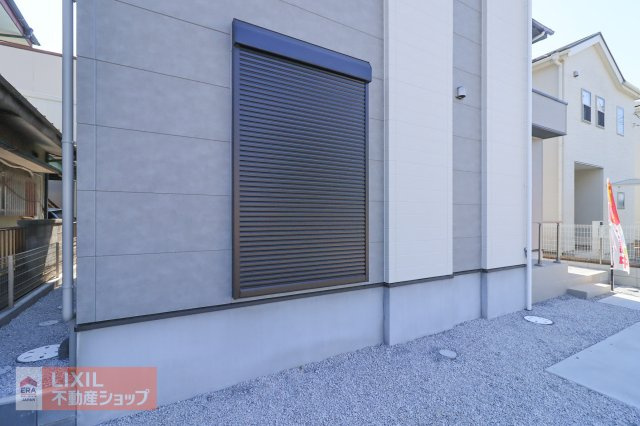 【防犯設備】現地完成写真。1階リビングには雨風の強い日にも役立つ防犯シャッターがついています。