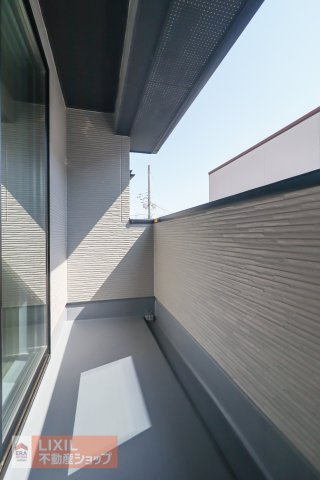 【バルコニー】現地完成写真。広々バルコニーでお布団や洗濯物がたくさん干せます♪