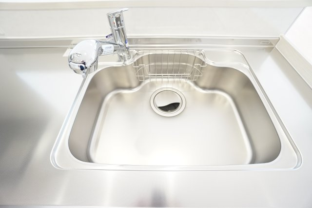 ◆キッチン水栓、浄水器◆　広々としたシンクで食器や調理器具等の洗い物が楽にできます。水栓は浄水器付きです。　簡単においしいお水を使用することが出来ます。カートリッジの交換も簡易です。