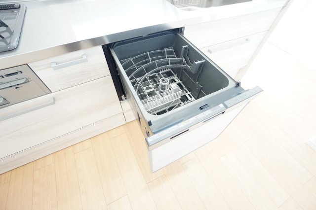 ◆食器洗浄乾燥機◆　洗剤を入れて、スタートボタンを押すだけで簡単に洗浄から、乾燥まで行うことが出来ます。　時短家事にお勧商材♪食洗機が不要な方も食器を洗った後の置場として使用できます♪