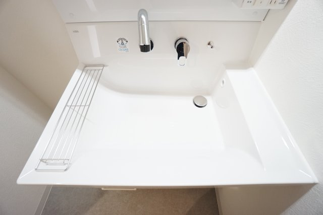 ◆洗面化粧台◆　シャワーホース付き水栓でお掃除も楽にできます。　水栓のレバーは、お湯とお水の切り替えで「カチッ」と音が鳴ることで、無駄に給湯器（お湯）が作動しない、節電効果があります。