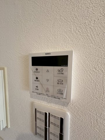 ◆給湯器リモコン◆　給湯器も交換済みです。自動湯張り、追い炊き機能付きです。　浴室、リビング（キッチン）の2か所で操作する事が可能です。