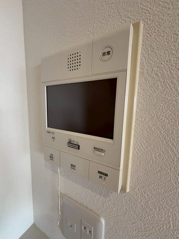 ◆カメラモニター付きインターホン◆　モニター付きのインターホンを採用しています。　声だけではなく、映像も映ることで安心してお客様を迎えられます。