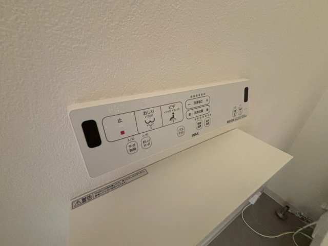 ◆温水洗浄トイレ◆　壁リモコンタイプの為、便器のお掃除が簡単に出来る、見た目もスッキリすると　非常に満足度の高い商材です。