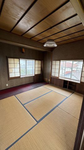 2階の和室　2面採光で明るいです