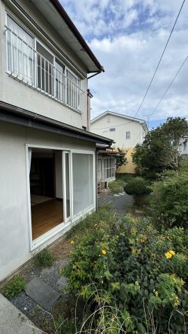 縁側から庭に出れます