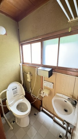 窓、手洗い付きのトイレです