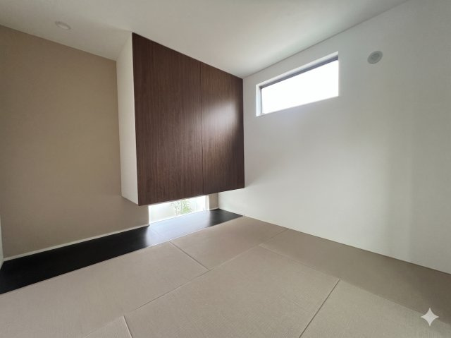 吊り収納と地窓からの光が、モダンな和室空間を演出します。