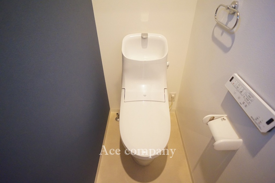 トイレは1階と2階の2ヶ所に完備♪ともに同仕様のシャワートイレです☆