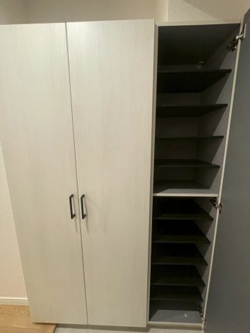 シューズボックス付きの玄関収納スペース