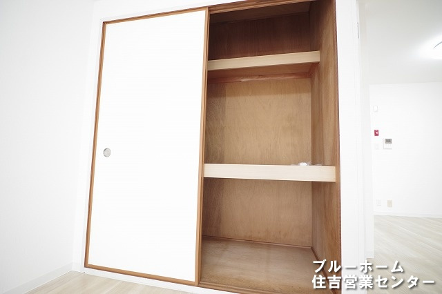 洋室にある押入収納です！