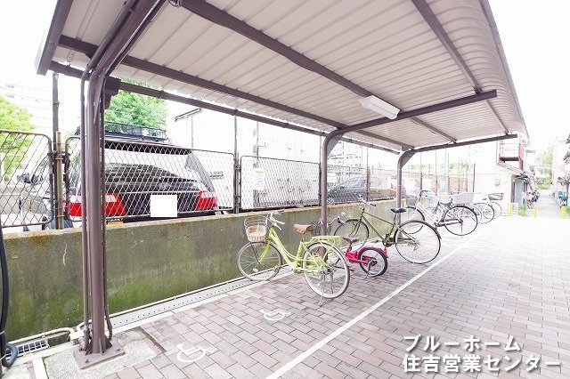 屋根付きの駐輪場がございます！