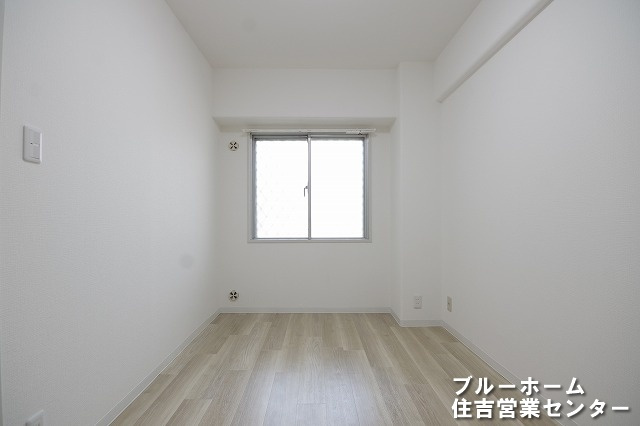 洋室です！お部屋には収納や窓があります！