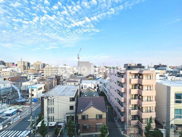 手を伸ばせば、ふれることが出来そうな環境が、そのままインテリアになったような印象です。その豊かな眺望にふさわしい空間には、通風・採光にも優れ、心地よい光と風があふれています