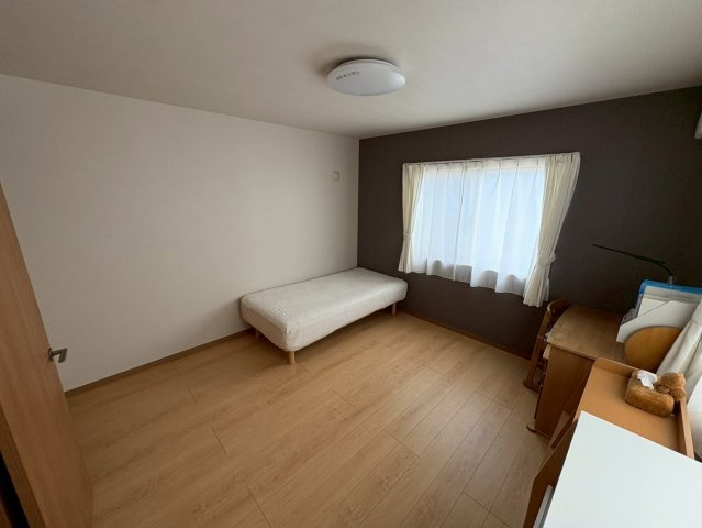 ゆとりのある8帖の洋室は明るい窓から自然光がたっぷり注ぎ、落ち着いた雰囲気の中にも開放感があります。シンプルな内装で家具が合わせやすく、寝室としてはもちろん、ワークスペースや趣味部屋としても活躍します