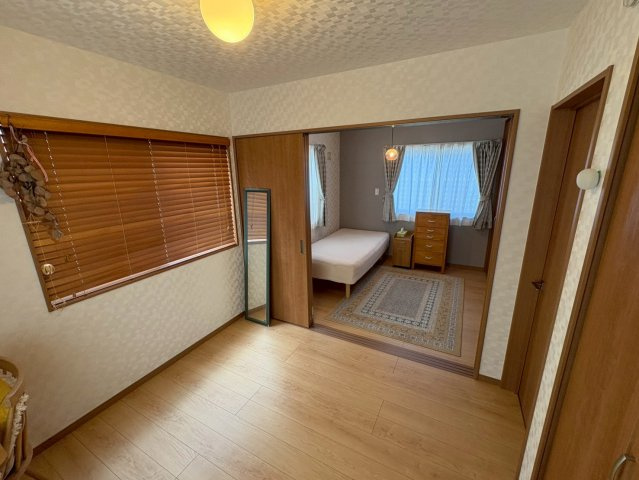 2つの4.5帖洋室が続き間になった使い勝手の良い空間です。引き戸を開ければゆったり広々と利用でき子供部屋や趣味スペース、寝室＋書斎など多用途に活躍します。閉じればそれぞれ独立した個室としても使えます