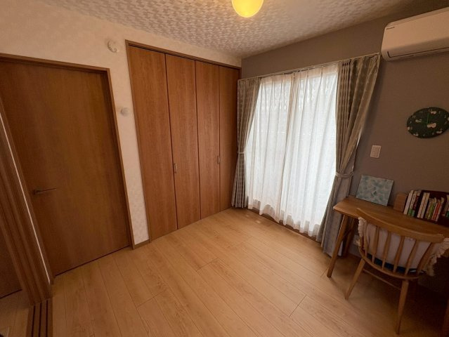 明るい窓から自然光がたっぷり入る4.5帖の子供部屋です。ナチュラルな木目の床と落ち着いた色味のクロスが調和し年齢を問わず長く使えるシンプルな空間に仕上がっています。大きなクローゼット付きで収納力も十分