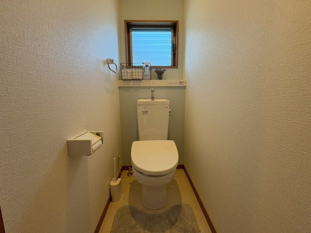 落ち着いた色合いでまとめられたトイレはシンプルで清潔感のある空間です。小窓付きで換気性が高く常に爽やかな状態を保てます。手洗い一体型で使い勝手も良く省スペースながら快適さがしっかり確保されたトイレです