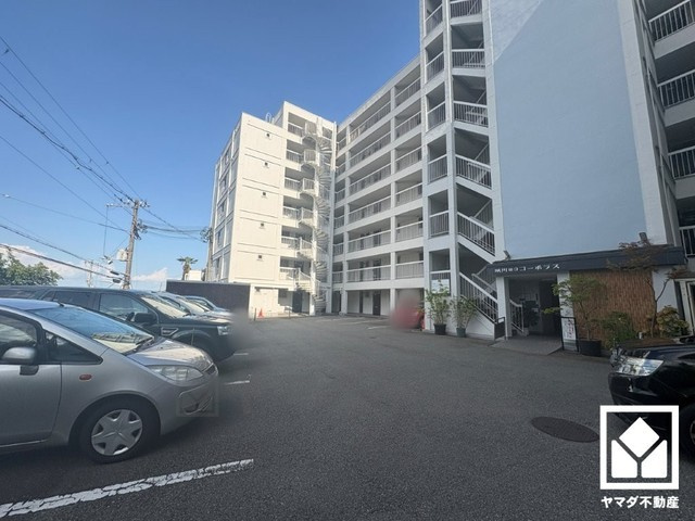 敷地内に駐車場を完備。重い荷物や雨の日の移動もスムーズで、快適なカーライフを実現。来客用駐車場もございます。ご友人やお客様も訪れやすい環境です。